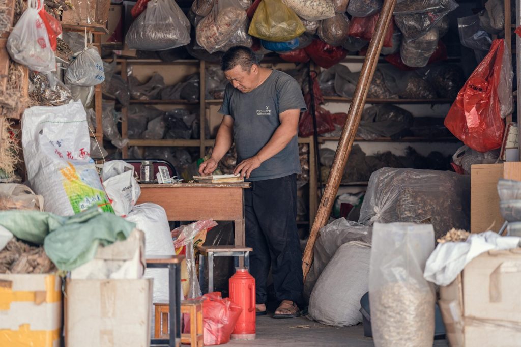 Bendi Stories: Dragon Boat Festival Tea in Songyang, Zhejiang Dragon Boat Festival Tea preparation - Ye Jinping in his workshop.