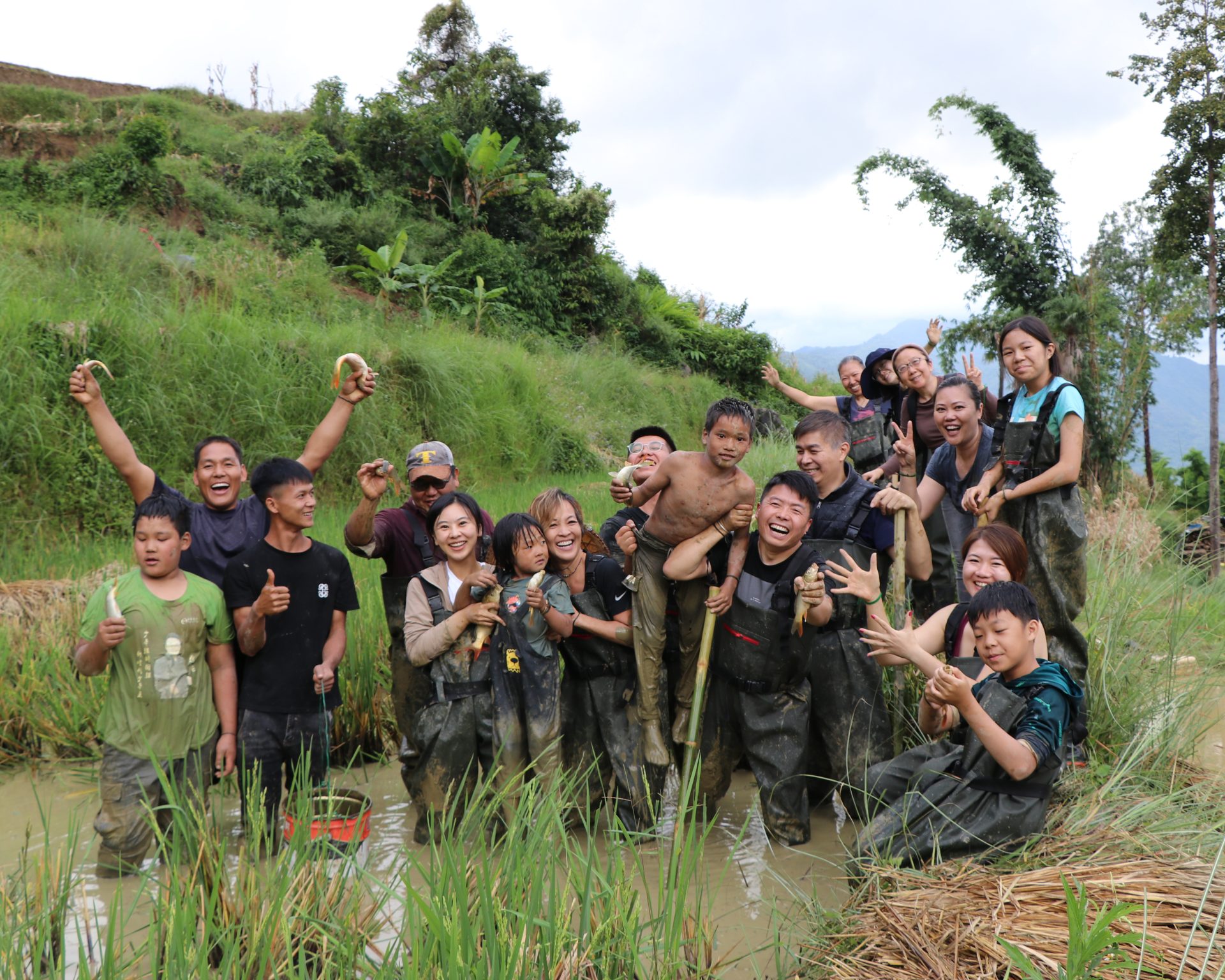 Qielongzhongzhai 梯田抓鱼合影10