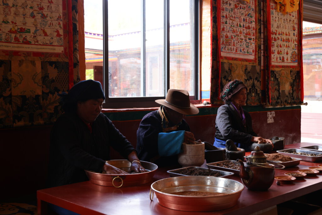 Making Tibetan Incense in Sangpu Village Making Tibetan Incense in Sangpu Village: Preparing the woods and medicinal ingredients used in Sangpu Tibetan Incense.